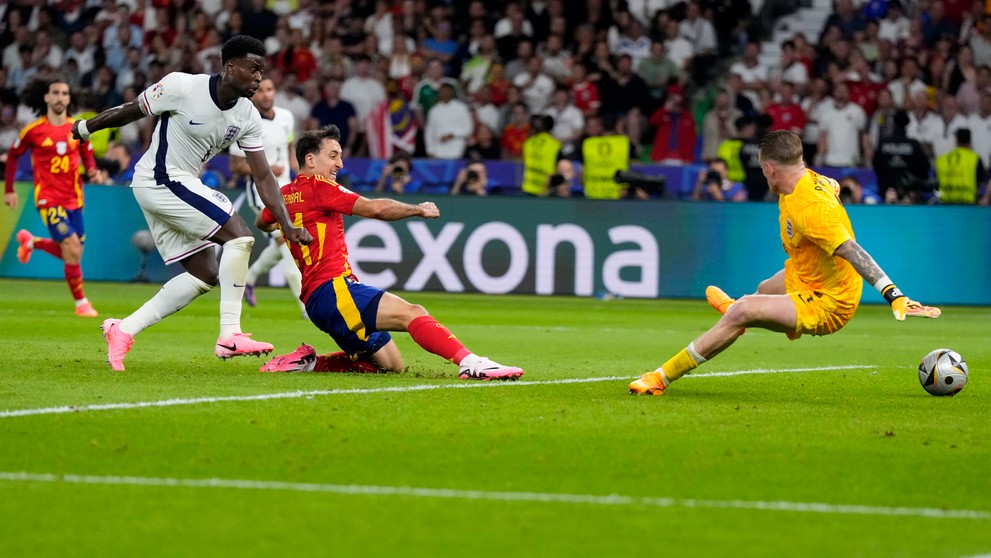 Španiel Mikel Oyarzabal strieľa víťazný gól vo finále ME 2024 proti Anglicku,