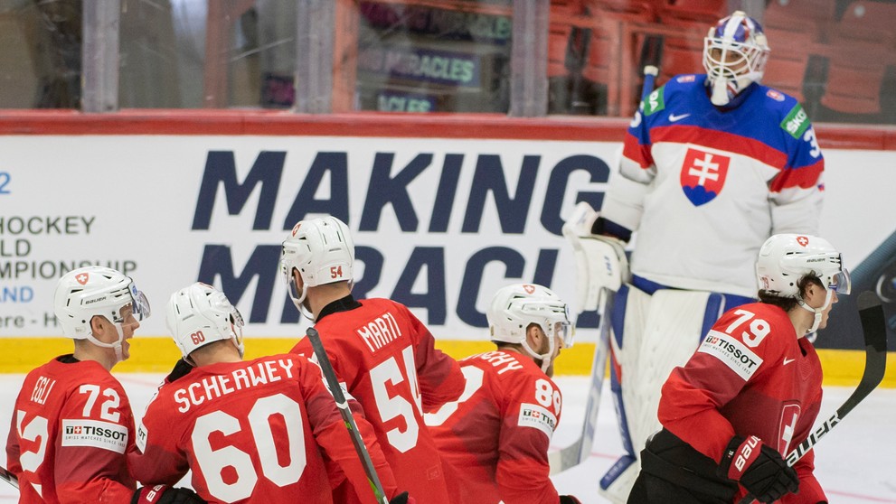 Na snímke gólová radosť hráčov Švajčiarska po 3. góle do siete Slovenska.