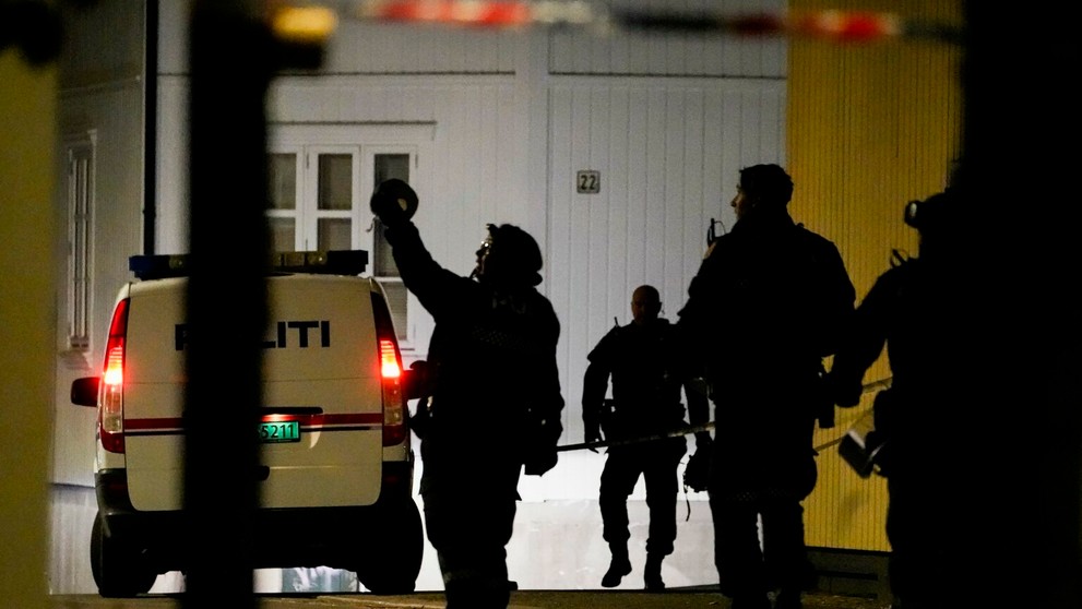 Policajti na mieste činu v Kongsbergu.