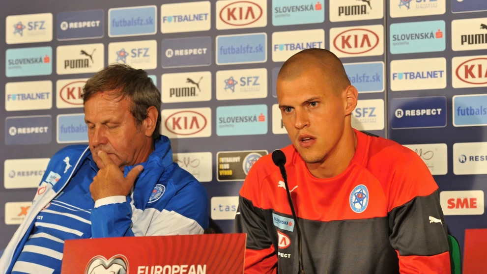 Tréner Ján Kozák a kapitán Martin Škrtel pred zápasom s Ukrajinou.