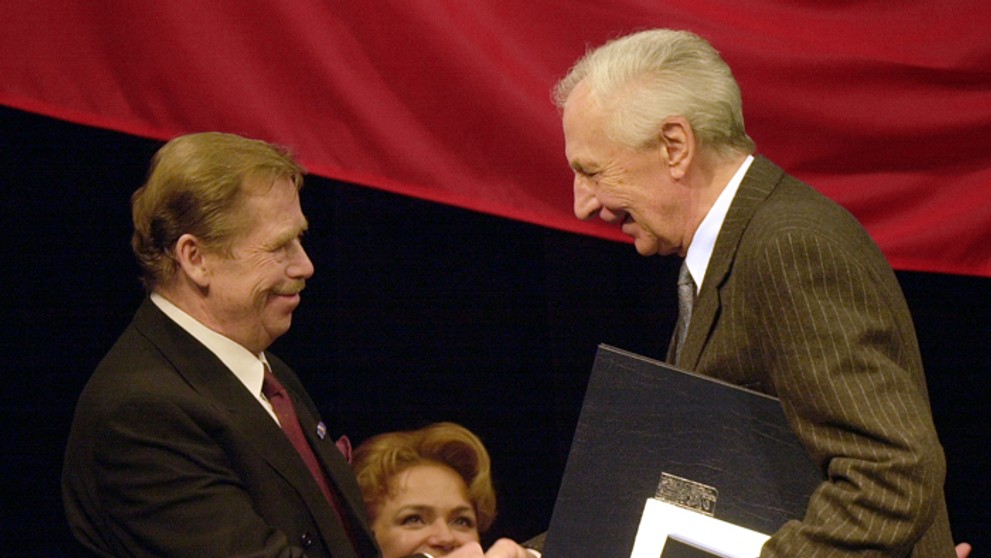 Prezident Václav Havel odovzdal Ladislavovi Chudíkovi št. vyznamenanie ČR Medailu za zásluhy I. stupňa za vynikajúce umelecké vý