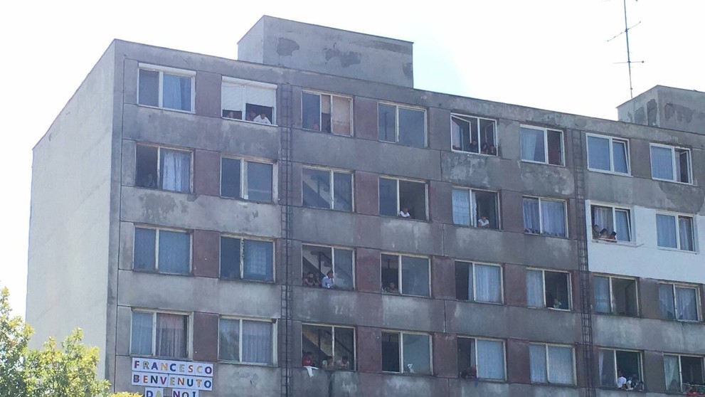 Ľudia na sídlisku Luník IX, ktorí čakajú na pápeža.