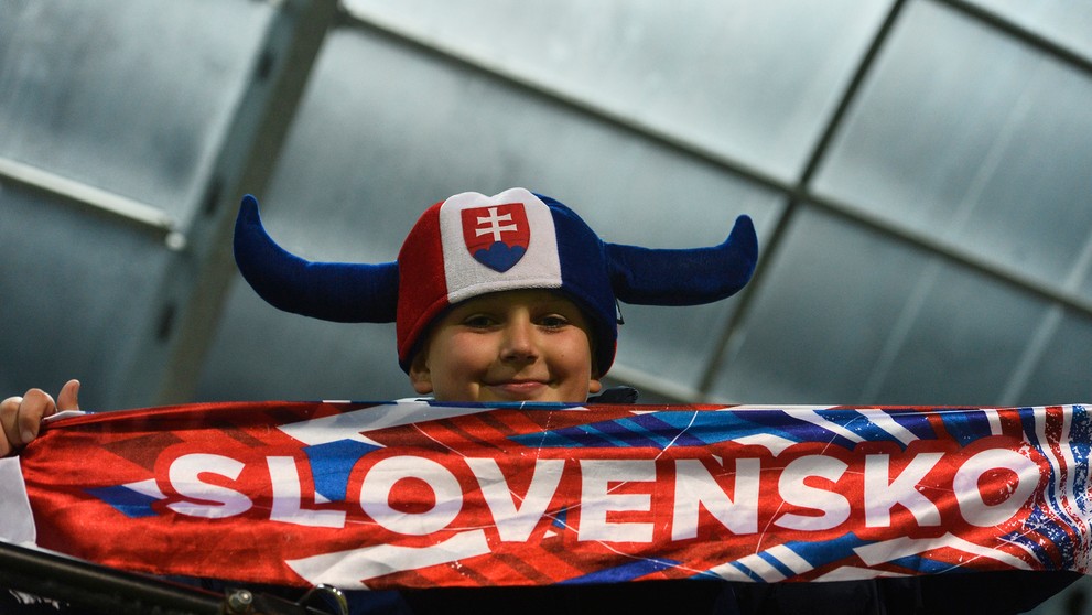 Slovenský fanúšik v zápase kvalifikácie ME 2017 hráčov do 21 rokov proti Bielorusku.