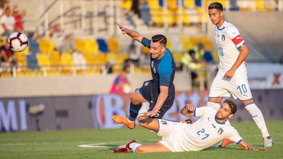 Talianski reprezentanti do 21 rokov Rolando Mandragora, Manuel Locatelli  a ich slovenský rovesník Milan Dimun.