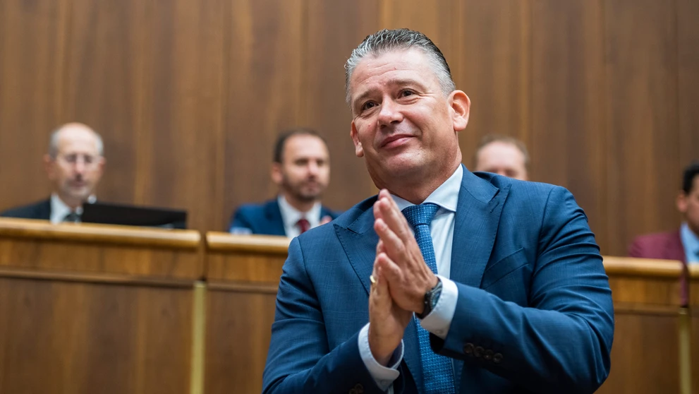 minister vnútra SR Roman Mikulec (OĽaNO) počas hlasovania o vyslovení nedôvery jemu samotnému