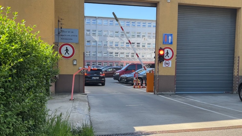 Razia NAKA. Zadržaných privážajú na výsluch na Prezídium Policajného zboru.