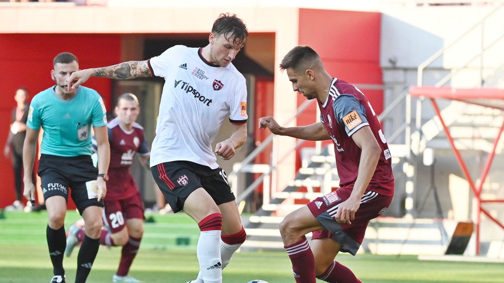 Vľavo hráč Trnavy Milan Ristovski a hráč Podbrezovej Marek Bartoš počas zápasu 4. kola Niké ligy.