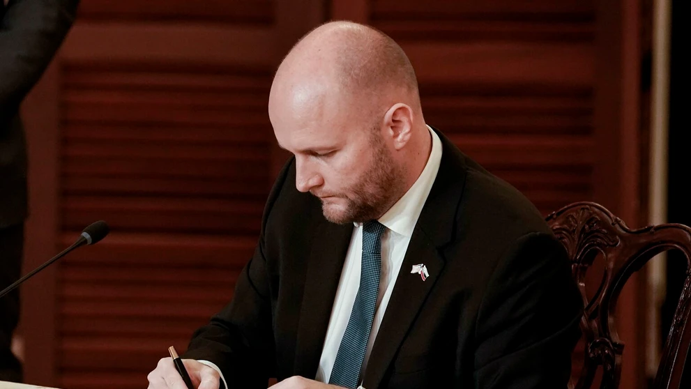 Jaroslav Naď počas podpisu obrannej dohody s USA.