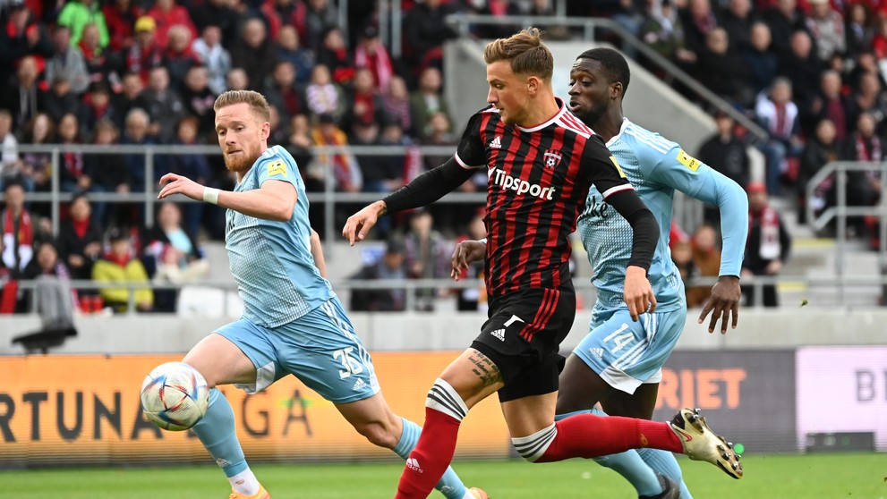 Zľava hráč Slovana Lucas Lovat, hráč Spartaka Milan Ristovski a hráč Slovana Myenty Abena počas zápasu 11. kola Fortuna ligy.