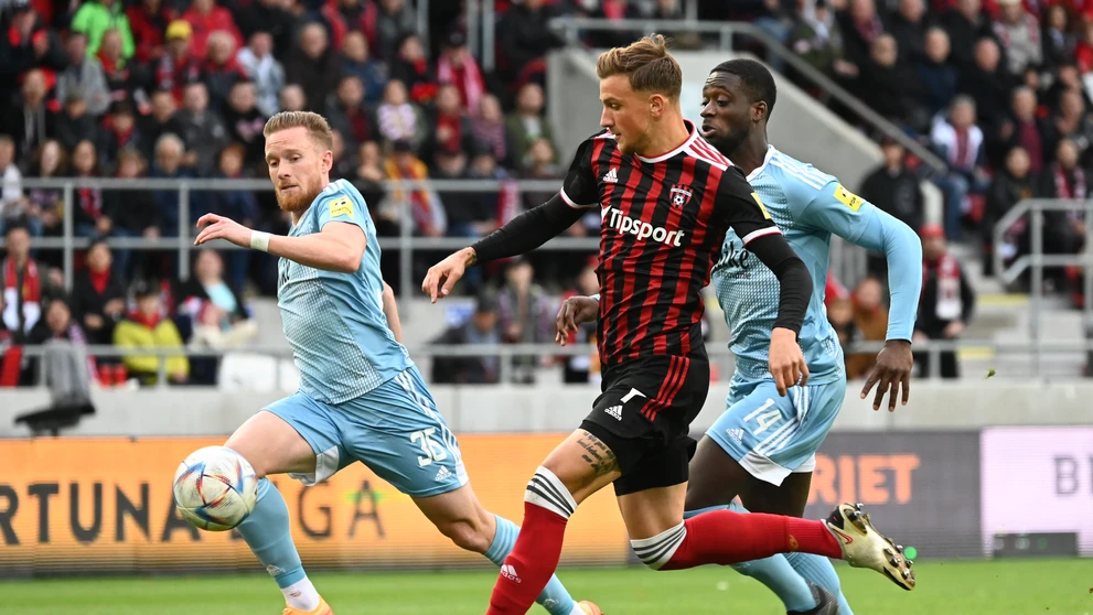 Zľava hráč Slovana Lucas Lovat, hráč Spartaka Milan Ristovski a hráč Slovana Myenty Abena počas zápasu 11. kola Fortuna ligy.