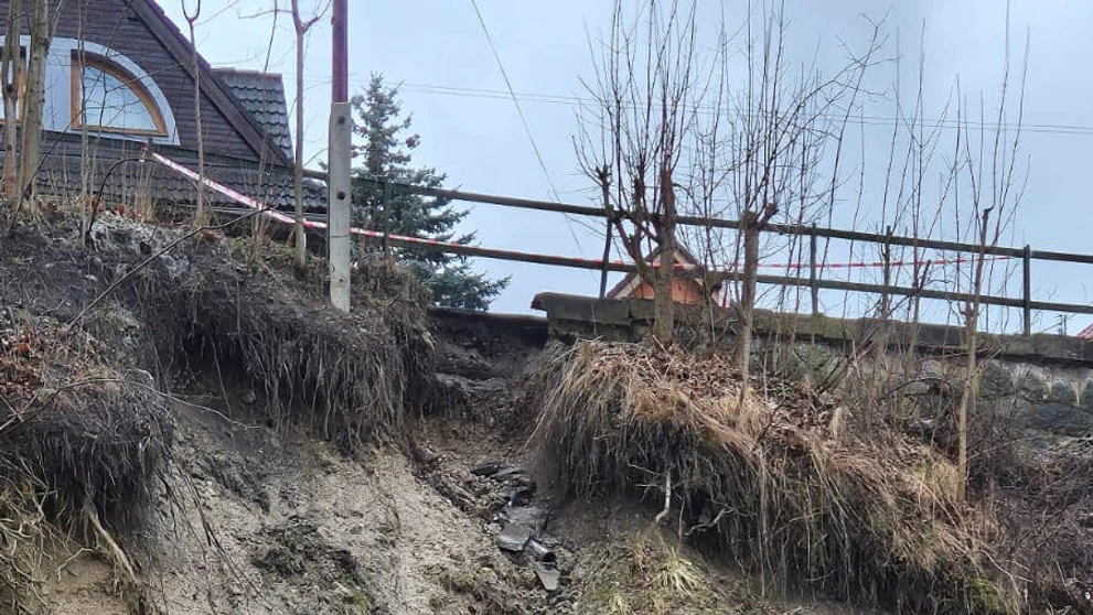 Pre zosuv pôdy v Ružomberku vyhlásili mimoriadnu situáciu.