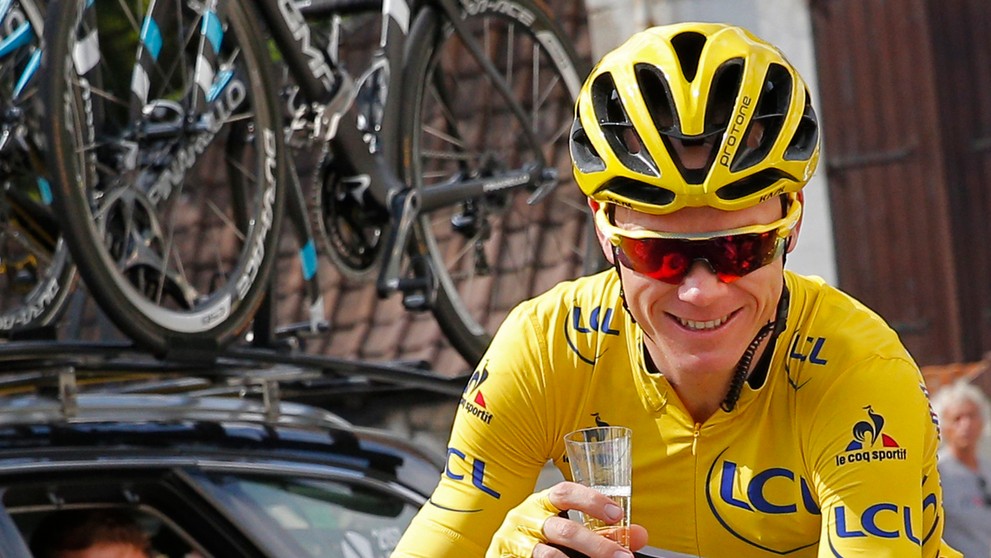 Víťaz Tour de France Chris Froome oslavuje s pohárikom šampanského počas záverečnej 21. etapy.
