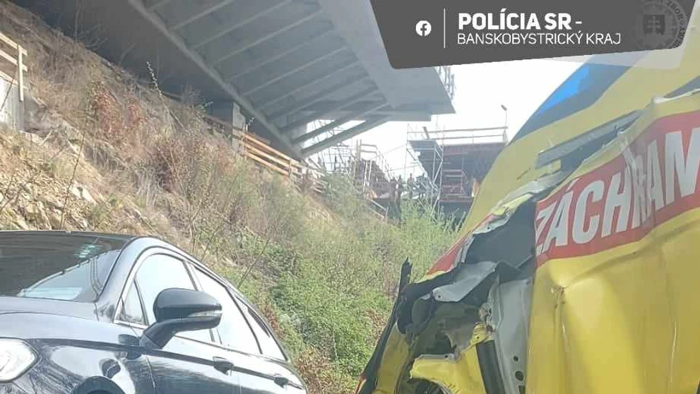 Sanitka sa zrazila s odťahovkou.