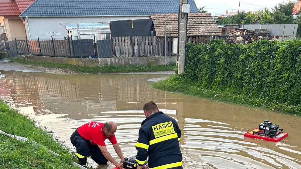 Pre stúpajúcu vodu potoka v obci stavali protipovodňové bariéry. Zdroj: Lukáš Macák
