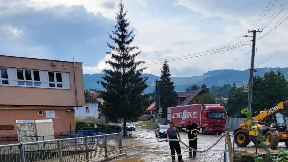V obci Hermanovce sa z kopca zlialo bahno. Ulice museli vyčistiť dobrovoľní hasiči.