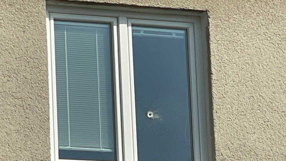 Okno, z ktorého padol výstrel.