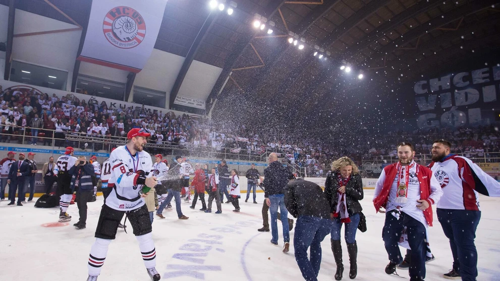 Na snímke hráči HC'05 iClinic Banská Bystrica oslavujú zisk historicky prvého majstrovského titulu