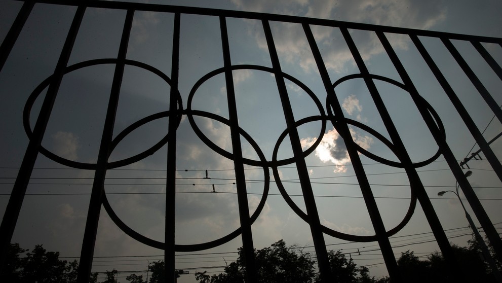 Olympijské logo pred budovou Ruského olympijského výboru v Moskve
