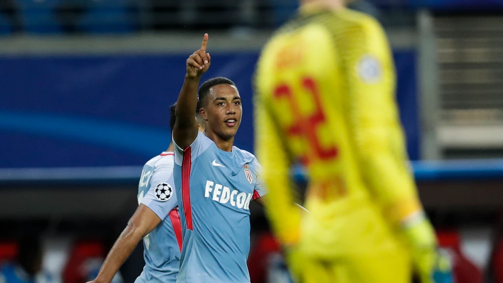 Youri Tielemans z Monaca oslavuje gól v sieti Lipska v dueli 1. kola LM.