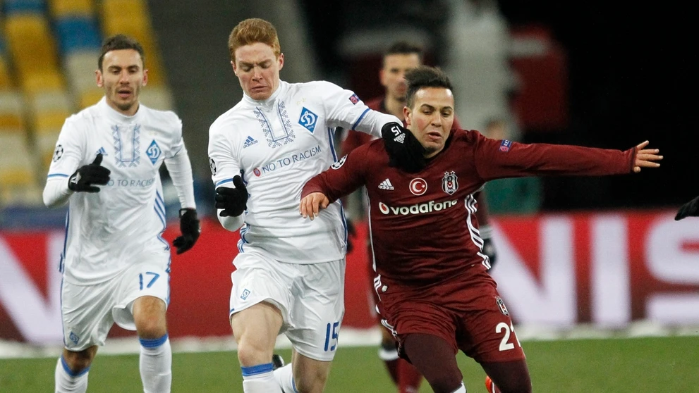 Kerim Frei z Besiktasu (vpravo) sa tlačí o loptu s Viktorom Cigankovom z Dynama Kyjev v zápase LM.