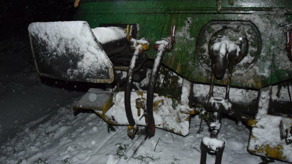 Rušeň narazil do spadnutého stromu v nedostupnom teréne na trati Východná-Kráľova Lehota.