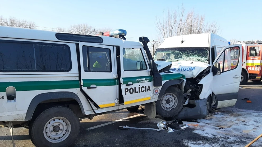 Čelná zrážka policajtov s dodávkou. 