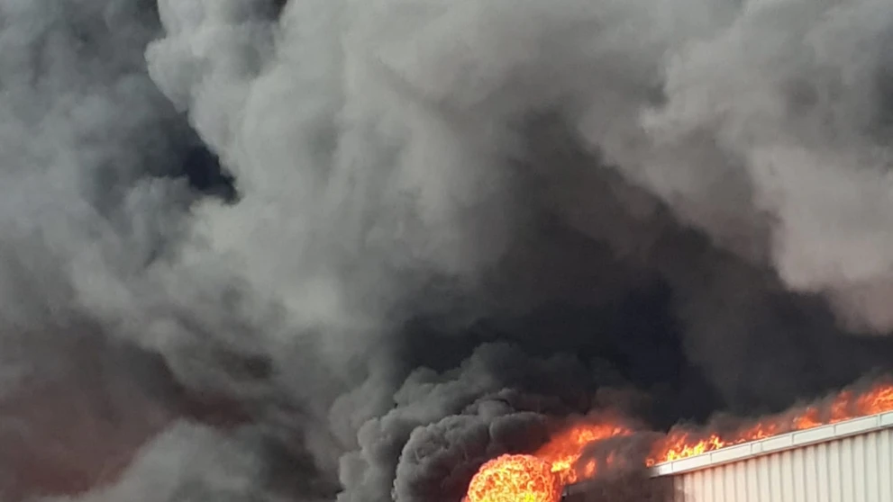 V obci Žebrák v Stredočeskom kraji horí hala, v ktorej sa vyrábajú plastové komponenty do áut.