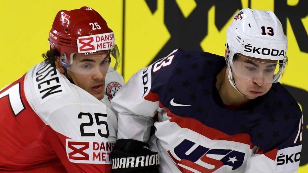 V súboji o puk Američan Johnny Gaudreau (vpravo) a Dán Oliver Lauridsen na MS 2017.