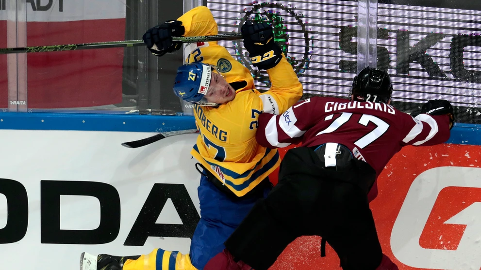 V dôraznom súboji Švéd Martin Lundberg (vľavo) proti Lotyšovi Oskarsovi Cibulskisovi počas vzájomného duelu na MS v Rusku.