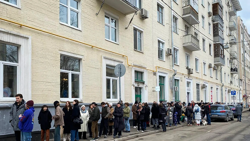 Rada pred volebnou miestnosťou v Moskve.