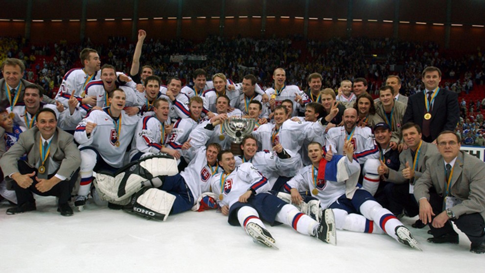 Slovenská tenistka Dominika Cibulková pózuje s trofejou po víťazstve nad Nemkou Angelique Kerberovou vo finále MS WTA Tour v Sin