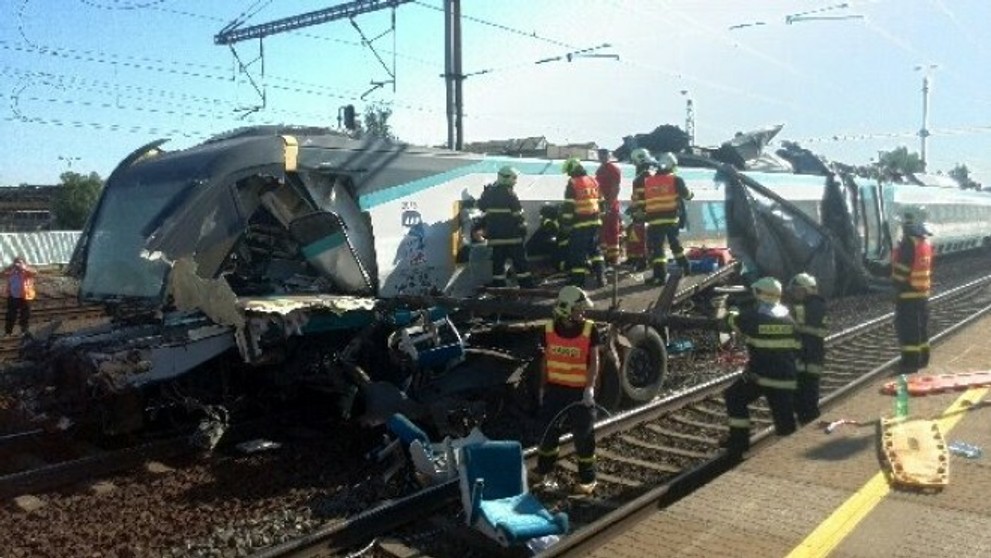 Zničené pendolino po zrážke s nákladiakom.