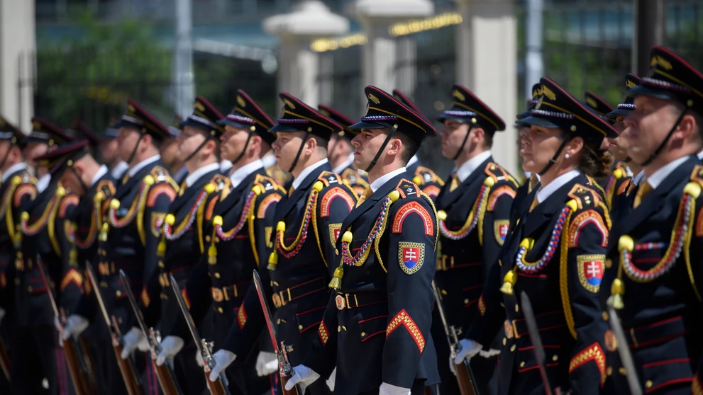 Slávnostné odovzdanie paláca a prehliadka stráže.