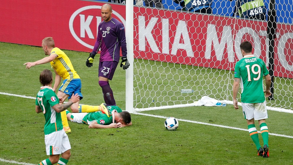 Írsky hráč Ciaran Clark (v strede) reaguje po tom, ako strelil vlastný gól v dueli proti Švédsku na ME vo Francúzsku.