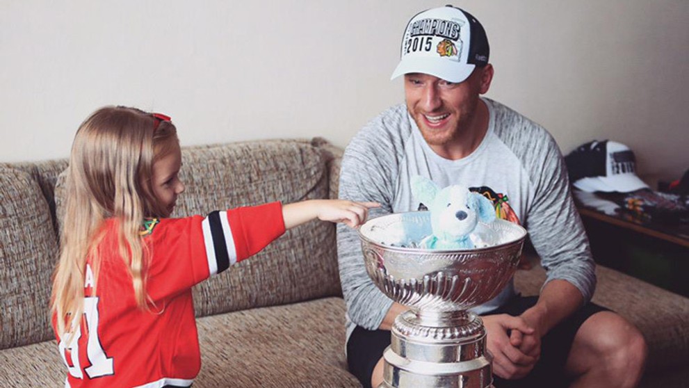 Marián Hossa so staršou dcérou Miou.