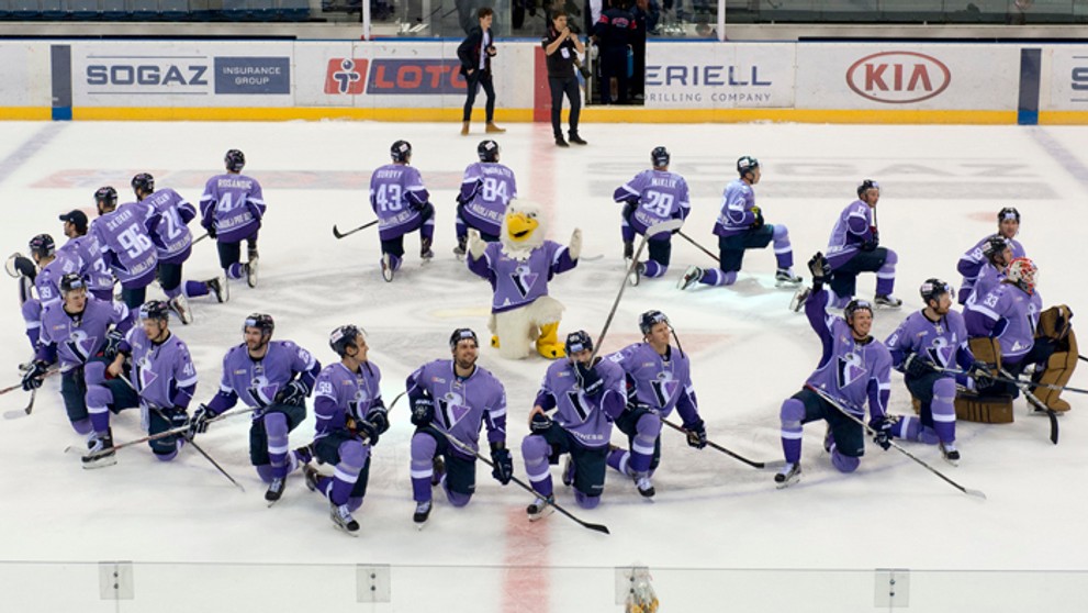 Víťazný rituál hráčov po stretnutí HC Slovan - Dinamo Riga.