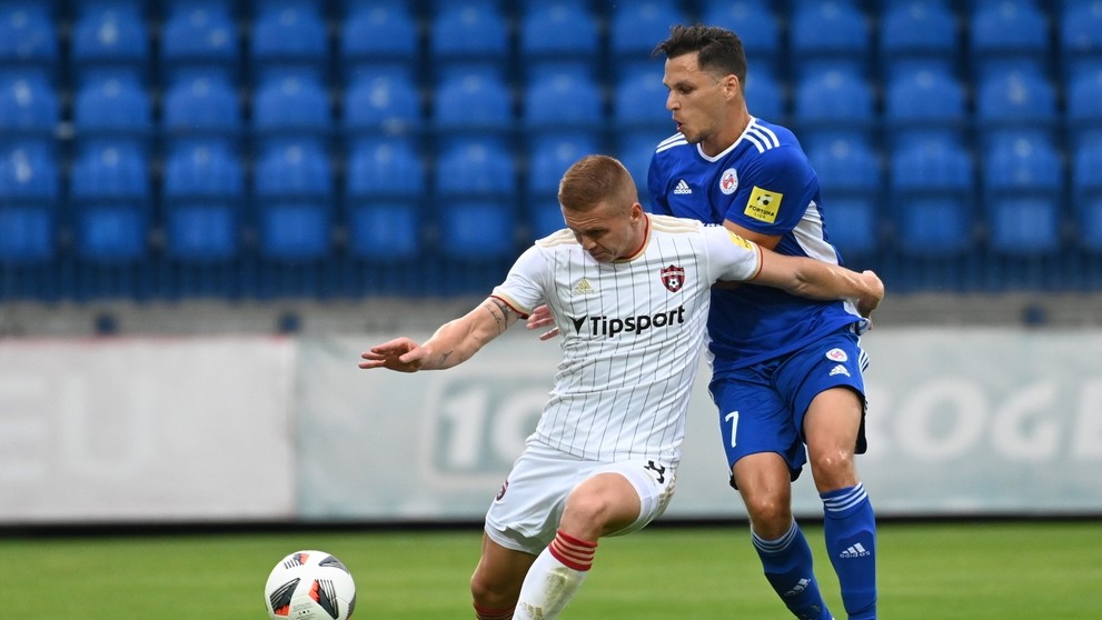 Vľavo hráč Trnavy Jakub Grič a hráč Senice Šimon Šumbera počas zápasu 2. kola Fortuna ligy.