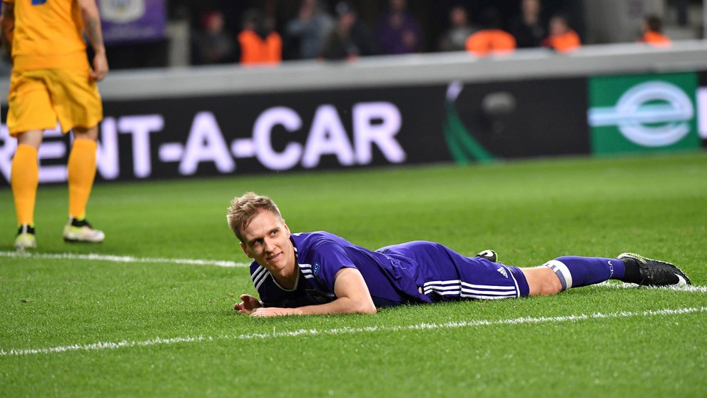 Útočník Anderlechtu Lukasz Teodorczyk leží na trávniku v odvete osemfinále EL proti APOELu.