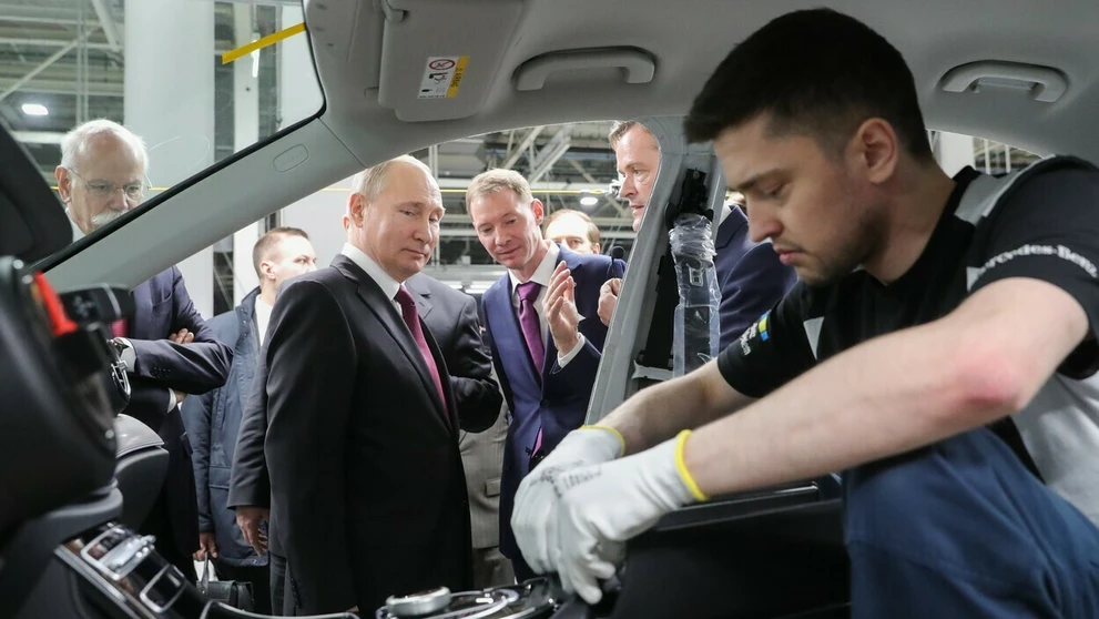 Vladimir Putin počas prehliadky limuzíny v priemyselnom parku na predmestí Moskvy.