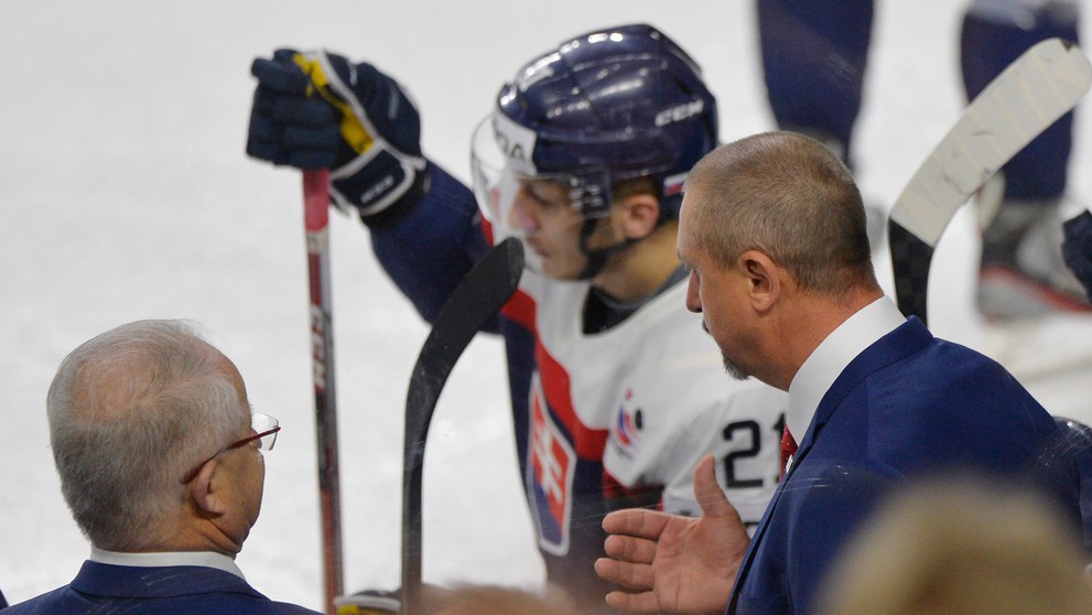 Na snímke sprava tréner slovenskej hokejovej reprezentácie Zdeno Cíger, Tomáš Matoušek a asistent trénera Július Šupler.