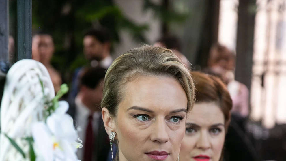Antónia Lišková a Zuzka Norisová ako Kristína a Miša na Sandrinej svadbe