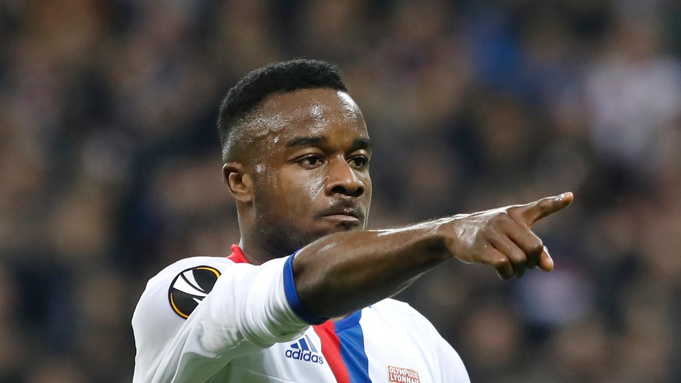 Maxwel Cornet z Lyonu oslavuje gól v sieti Alkmaaru v šestnásťfinále EL.