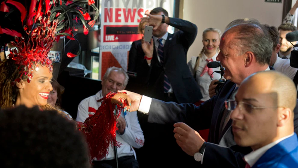 Prezident tancuje s tanečnicou.