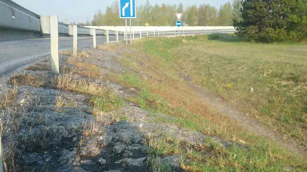 Vyliata kyselina dusičná na pôde pri privádzači na D1 z Hlohovca smerom na Trenčín.