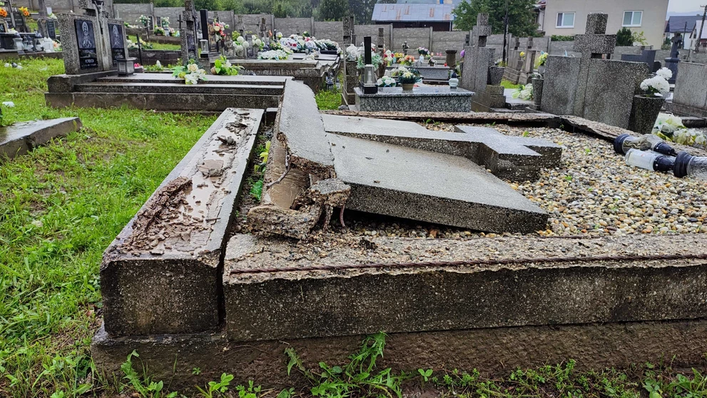Pováľané náhrobné pomníky v obci Hankovce.