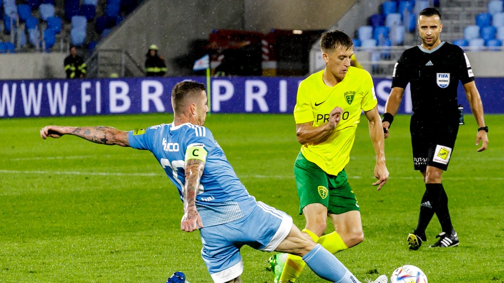 Na snímke zľava Juraj Kucka (ŠK Slovan Bratislava) a Patrik Myslovič (MŠK Žilina)