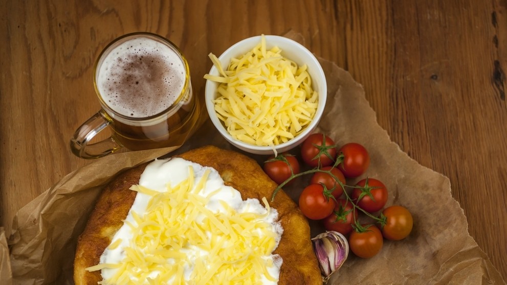 Langoš so smotanou, slaninou, cibuľou a syrom. 