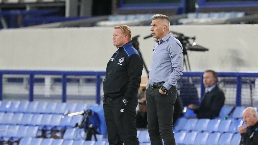 Sprava tréner Ružomberka Norbert Hrnčár a tréner Evertonu Ronald Koeman počas prvého duelu 3. predkola EL.