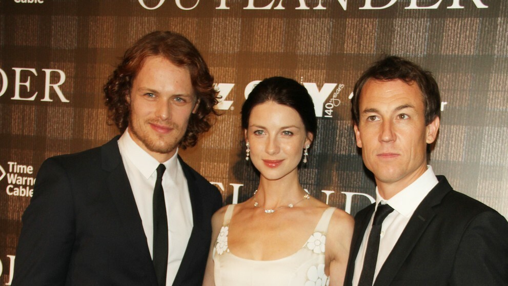 Caitriona Balfe a jej kolegovia zo seriálu Cudzinka.