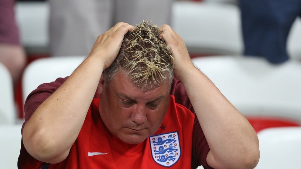 Smútok anglických fanúšikov po prehre s Islandom